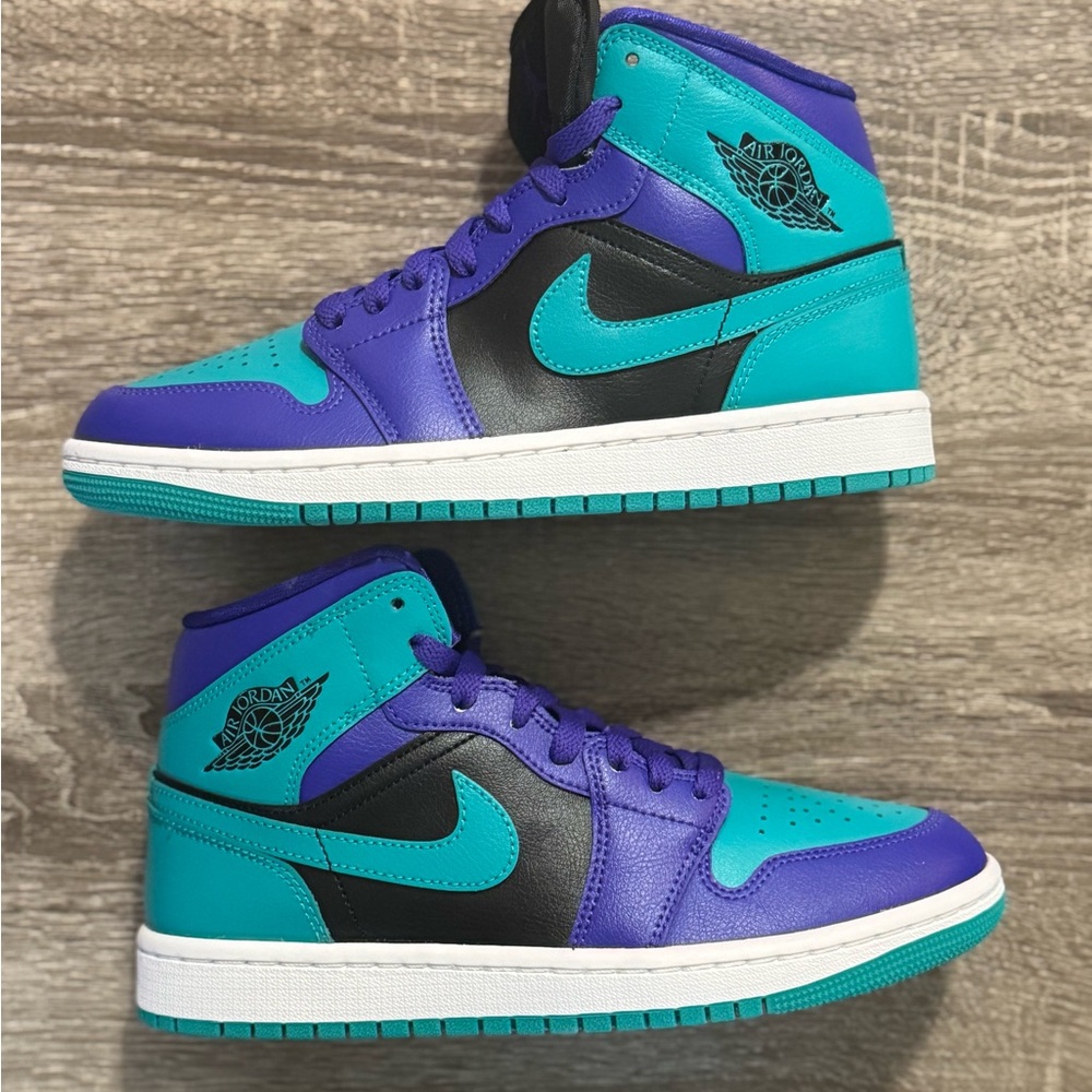 Jordan Mid 1 Women's Sneakers